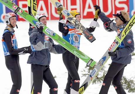 Roar Ljøkelsøy, Sigurd Pettersen, Tommy Ingebrigtsen og Bjørn Einar Romøren feirer seieren i lag-VM i skiflyging. (Foto: Reuters/Scanpix)