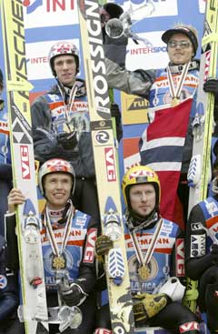 Roar Ljøkelsøy, Tommy Ingebrigtsen, Sigurd Pettersen og Bjørn Einar Romøren på seierspakken etter lag-VM i skiflyging. (Foto: Bjørn Sigurdsøn / SCANPIX)