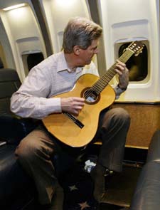 Gitarhelt Kerry i en pause i valgkampanjen, på kampanjeflyet mellom Ohio og Washington D.C. (Foto: B. Snyder, Reuters)