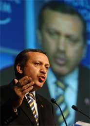 Erdogan får æren for å ha fremmet den demokratiske utviklingen. Her tar han til orde for forhandlinger på Kypros (Scanpix/AFP)