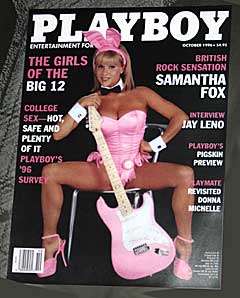 Samantha Fox i Playboy, med en rosa Stratocaster mellom sine sprikende ben. Faksimile: Arne Kristian Gansmo, NRK.no/musikk.