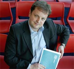 Kanal 24-sjef Arne Krumsvik sier til NRK at kanalen ikke vil bryte konsesjonsvilkårene. 