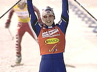 Marit Bjørgen juber for nok en sprintseier. Foto: NRK