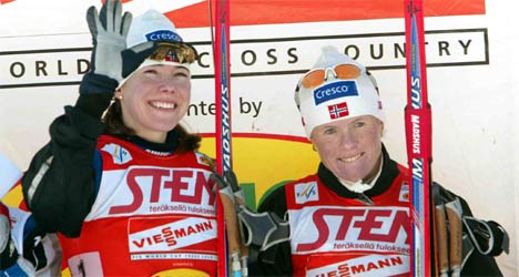 Ella Gjømle og Hilde Gjermundshaug Pedersen gleder seg over sprintstafettseieren i Lathi. (Foto:AFP/Matti Björkman/Scanpix)