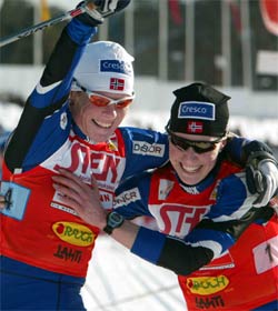 Ella Gjømle og Hilde Gjermundshaug Pedersen kan slippe jubelen løs etter at seieren er sikret. (Foto:AFP/Matti Björkman/Scanpix)