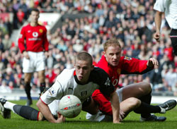 Manchester Uniteds Nicky Butt i duell med Fulhams Sean Davis. AP Photo/Jon Super