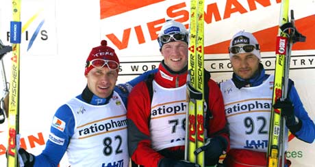 Frode Estil vant sitt fjerde verdenscuprenn. Her på seierspallen i Lahti sammen med Jaak Mae og Andrus Veerpalu (Foto: AP/Matti Björkman)