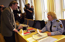 Politiadvokat Monica Hanø i samtale med siktedes forsvarer, Frode Sulland, under fengslingsmøtet. Foto: Jarl Fr. Erichsen/Scanpix