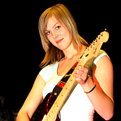 Christine Hauge fra NRK MPetre viser fram hvordan vinnergitaren skal brukes! Foto: Arne Kristian Gansmo, nrk.no/musikk.