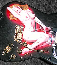 Fender laget til og med en Stratocaster med et pin up-bilde av en naken Marilyn Monroe. Foto: Arne Kristian Gansmo, nrk.no/musikk.