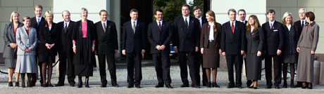Regjeringen Bondevik II – samarbeidsregjeringen – tiltrådte 19. oktober 2001. Her er alle statsrådene samlet utenfor Slottet. Foto: Scanpix