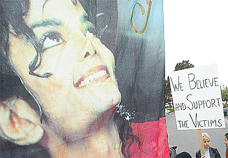 Ofre for seksuelt misbruk viser sin støtte til 13-åringen som har tiltalt Michael Jackson for seksuelle overgrep, utenfor rettsalen i Santa Barbara, California. Foto: Robyn Beck, AFP. Ofre for seksuelt misbruk viser sin støtte til 13-åringen som har tiltalt Michael Jackson for seksuelle overgrep, utenfor rettsalen i Santa Barbara, California. Foto: Robyn Beck, AFP.