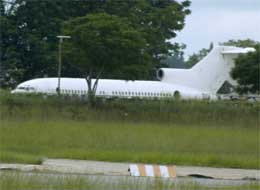 Det mystiske Boeing 727-flyet står på flyplassen i Harare i Zimbabwe. (Foto: AP/Scanpix)