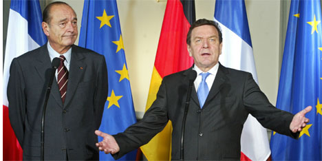 Tysklands forbundskansler Gerhard Schröder vil ha nytt liv i forhandlingene om ny EU-grunnlov. Her i selskap med Frankrikes president Jacques Chirac. (Arkivfoto: AFP/Scanpix)