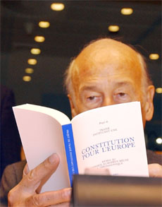 Valery Giscard d'Estaing studerer sitt forslag til EU-grunnlov. (Arkivfoto: AP/Scanpix)