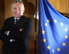 Irlands statsminister Bertie Ahern, som nå har formannskapet i EU. bedriver hektisk diplomati for å lose i land EU-grunnloven. (Foto: Reuters/Scanpix)