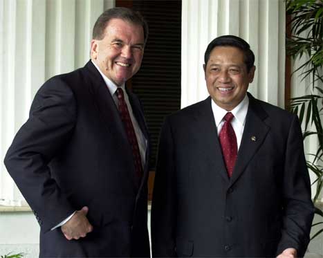 Sjefen for indre tryggleik i USA, Tom Ridge (t.v.) saman med sin indonesiske kollega Susilo Bambang Yudhoyono. (Foto: AFP/Scanpix)