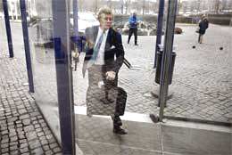  En travel nestleder Jacob Wallenberg (bildet) ankom styremøtet i SAS i Stockholm i ettermiddag. (foto: Scanpix)