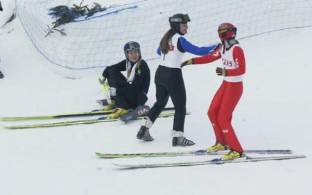 Hopp i vei, jenter, sier FIS-presidenten. Her er tre fornøyde skiflygere: (f.v.) Anette Sagen, Lindsay Van og Lne Jahr. (Foto: Morten Holm, Scanpix)