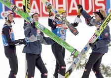 Roar Ljøkelsøy, Sigurd Pettersen, Tommy Ingebrigtsen og Bjørn Einar Romøren jubler etter lagseieren i skiflygings-VM. (Foto: Reuters)