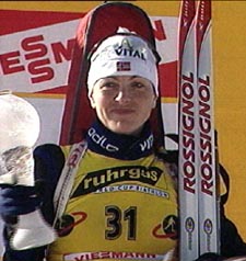 Liv Grete Skjelbreid Poiree med bevise på at hun har vunnet sprintverdenscupen. (Foto: NRK)