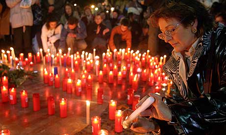 Tusenvis av spanjoler tenner lys i en vake for bombeofrene. Foto: Reuters/Alberg Gea