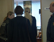 Kvinnen (36) på vei inn for å avgi sin forklaring i Drammen tingrett. Foto: NRK