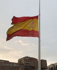 Spania flagger på halv stang etter den verste terroraksjonen i landet i nyere tid. (Foto: AP/Scanpix)