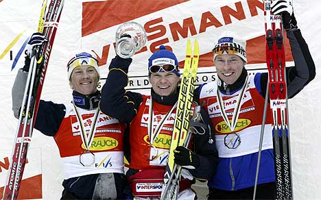 Jens Arne Svartedal jubler for andreplassen i den sammenlagte sprintverdenscupen. Her på pallen sammen med vinneren av sprintcupen Thobias Fredrikston og Haavard Bjerkeli. (Foto: Erik Johansen / Scanpix)