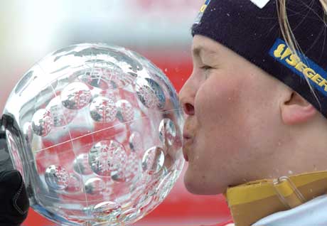 Anja Pärson kysser verdenscuptrofeet. (Foto: AFP/Scanpix)
