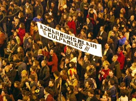 "Aznar, Bush, Blair - skyldige" sto det på banneret til demonstrantene i Madrid i går kveld. (Foto: C.Rangel, AFP) "Aznar, Bush, Blair - skyldige" sto det på banneret til demonstrantene i Madrid i går kveld. (Foto: C.Rangel, AFP)