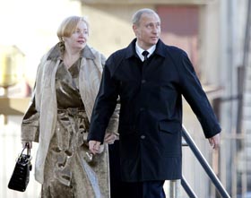 President Putin med kone Ludmila ankommer et valglokale i Moskva for å stemme søndag morgen. (Foto: M.Antonov, AFP) President Putin med kone Ludmila ankommer et valglokale i Moskva for å stemme søndag morgen. (Foto: M.Antonov, AFP)