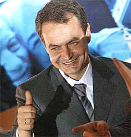 Sosialist-leder Jose Luis Rodriguez Zapatero feiret seieren (foto: Scanpix).