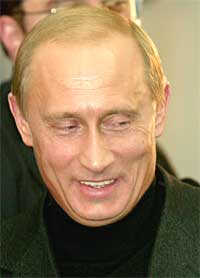 En smilende Vladimir Putin like etter at valgseieren var avgjort (foto: Reuters/ Scanpix) 