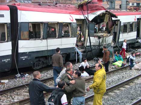 200 menneske miste livet i terroraksjonen mot fleire tog i Madrid sist torsdag. (Foto: Scanpix/Reuters)