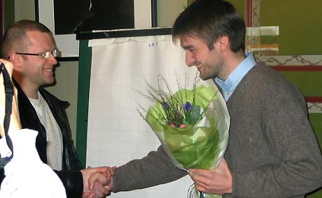 Sigmund Løvåsen (til høyre) gratuleres av Finn Totland fra Samlaget. Foto: NRK