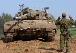 Israel styrker sitt militære nærvær i Gaza: En israelsk stridsvogn ved en kibbutz på grensen til Gaza-stripen tirsdag. (Foto: A.Schalit, AP)
