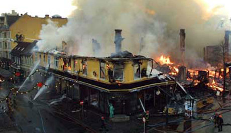 Fleire bygardar brann ned i 7. desember 2002. Foto: NRK.