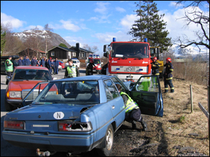 Skikkelig bilvrak fra kollisjoner ble brukt i redningsøvelsen.