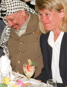 Yasir Arafat og Marianne Heiberg spiser lunsj hos FAFO 