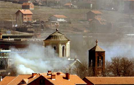 Brennande serbisk-ortodokse kyrkjebygg står i brann over heile Kosovo. (Foto: Reuters/scanpix)