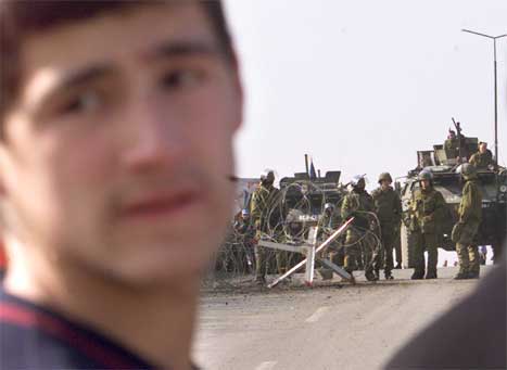 Ein ung kosoalbansk gut like ved ei av sperringane til dei norske KFOR-soldatane. (Foto: Reuters/scanpix) Ein ung kosoalbansk gut like ved ei av sperringane til dei norske KFOR-soldatane. (Foto: Reuters/scanpix)