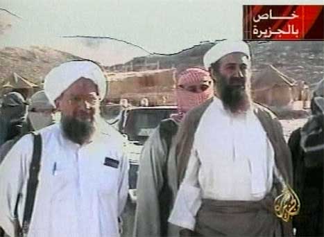 Dette biletet av Osama bin Laden og hans nestkommanderande Ayman Al-Zawahri (t.v.) er frå ein video på Al Jazeera i oktober 2001. (Foto: APTN/AFP/Scanpix)