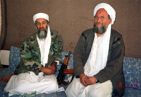 Ayman al-Zawahri, her fotografert sammen med sin leder Osama bin Laden, kan snart være fanget i Pakistan. (Arkivfoto: Reuters/Scanpix)