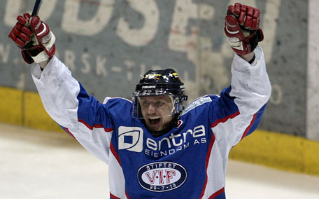 VIFs Vegard Barlie jubler etter sin 3-0 scoring for sitt lag i den andre delfinalen mot Storhamar i norgesmesterskapet i ishockey, i Hamar torsdag kveld. (Foto: SCANPIX )
