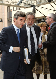 Spanias avtroppende innenriksminister Angel Acebes på vei inn i EU-hovedkvarteret. (Foto: AP/Scanpix)