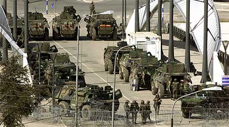 NATO-styrker barrikaderte i går broen som er en viktig skillelinje i den delte byen Mitrovica (Scanpix/AP)