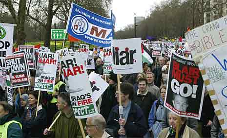 Rundt 25.000 mennesker demonstrerte i London i dag (foto: Scanpix)