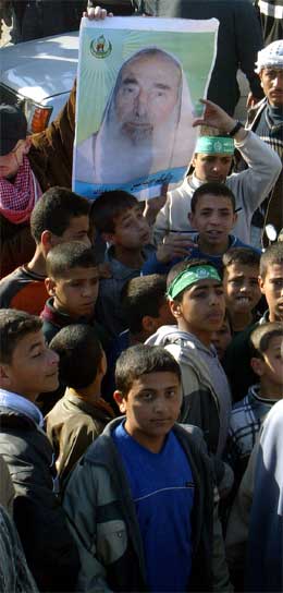 Unge palestinarar demonstrerer i Gaza by. (Foto: AP/Scanpix)