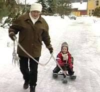 Å være sammen med barnebarnet kan også gi masse energi. Det kommer an på den totale summen av plikter og forpliktelser, mener Anne Kari. Å være sammen med barnebarnet kan også gi masse energi. Det kommer an på den totale summen av plikter og forpliktelser, mener Anne Kari.